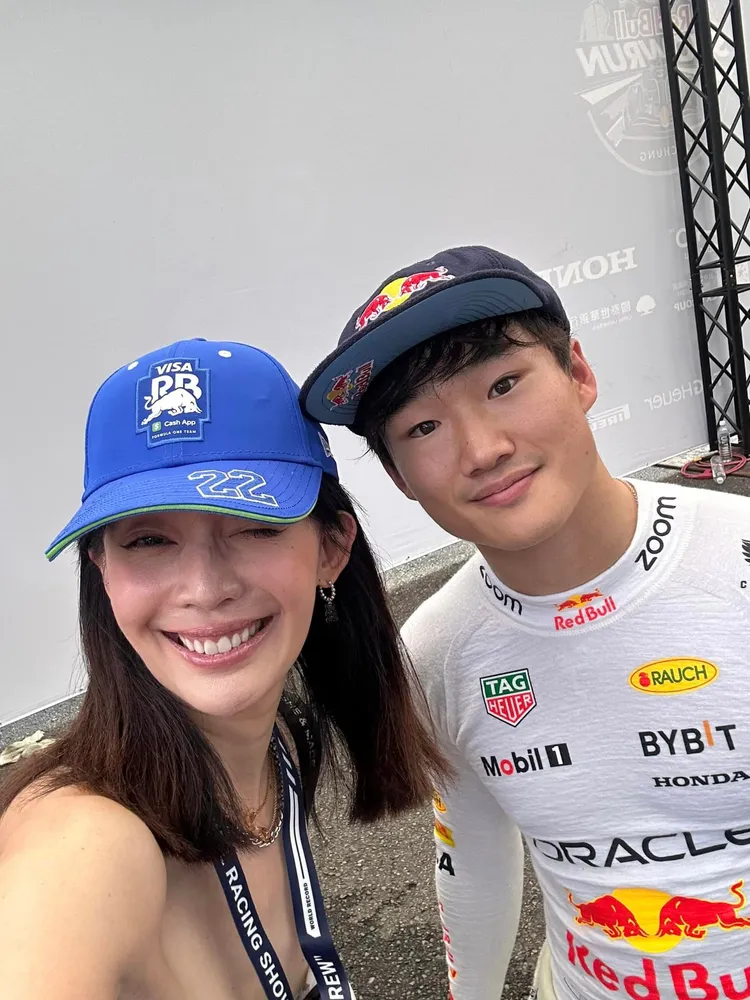 王心恬戴著角田裕毅22號帽子。翻攝王心恬臉書