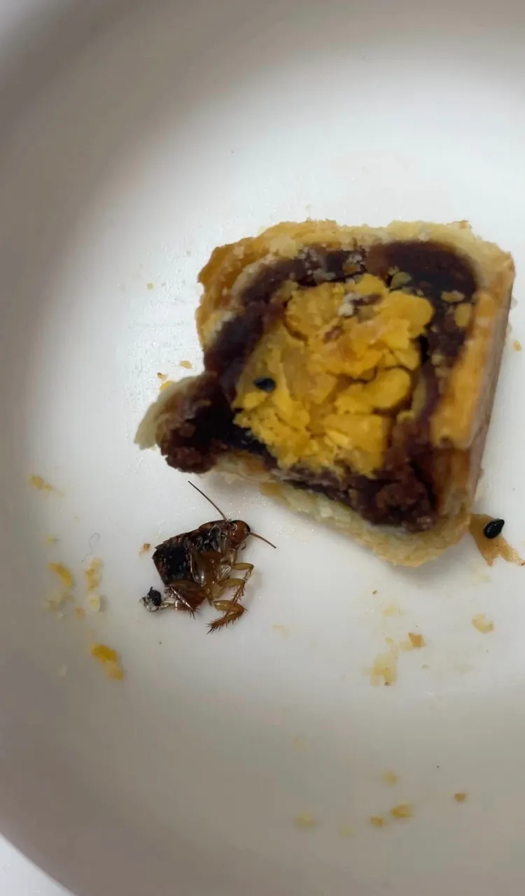 「不二糕餅」爆有蟑螂，兩派網友論戰。翻攝「爆料公社二社」臉書