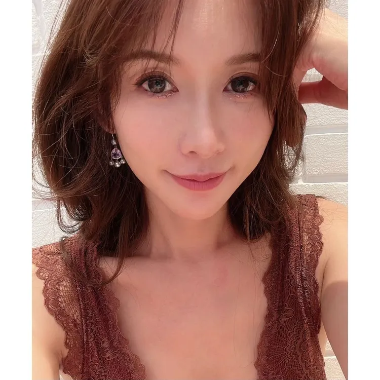 林志玲看似身穿蕾絲背心慶賀中秋佳節。翻攝林志玲IG