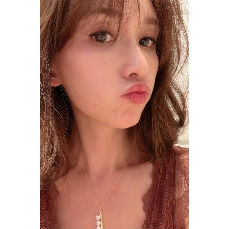 林志玲戴著TASAKI balance plus墜鍊嘟嘴自拍。翻攝林志玲IG