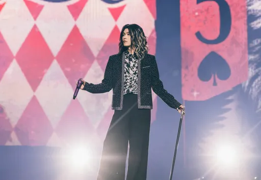 「麋先生」唱到一半喊肚子痛!荒謬躺地仰臥起坐爆青筋 徐若瑄也來了