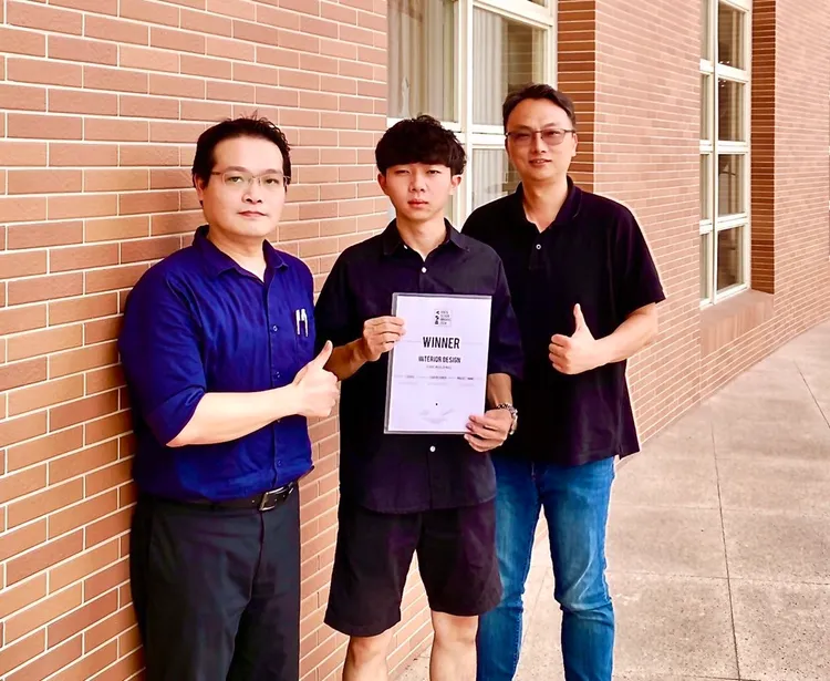 一年連拿美英法三大設計獎的亞大室設系張家浩同學（中），與指導老師劉師源(左)、王志華右)合影。亞大提供