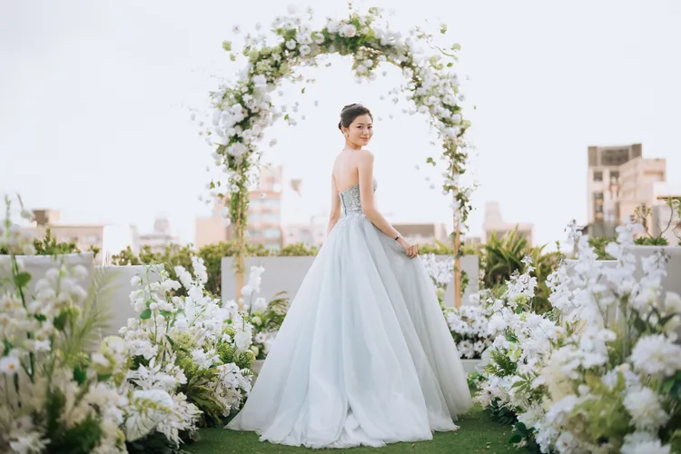 喜愛戶外證婚的新人，可加購五樓花園套房的證婚儀式，在寬敞的露臺上俯瞰14、15號公園的綠意，置身浪漫的戶外證婚亭，陪伴新人踏上人生下一段幸福旅程。業者提供