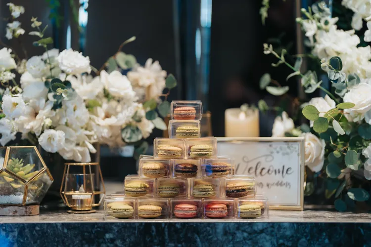 全新婚宴專案的亮點，還包括由法國傳奇馬卡龍名店Pierre Hermé提供的閨密探房禮，為婚禮增添一份奢華與甜蜜。。業者提供