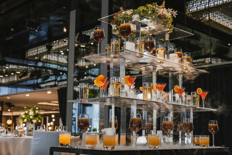 迎賓區全新打造「漫步雲端調酒吧」，提供四款精緻調飲，包含柯夢波丹、百香烏龍琴費士、威士忌蘇打與長島冰茶，讓賓客從踏入會場後便沉浸在充滿美好滋味的歡愉中。業者提供