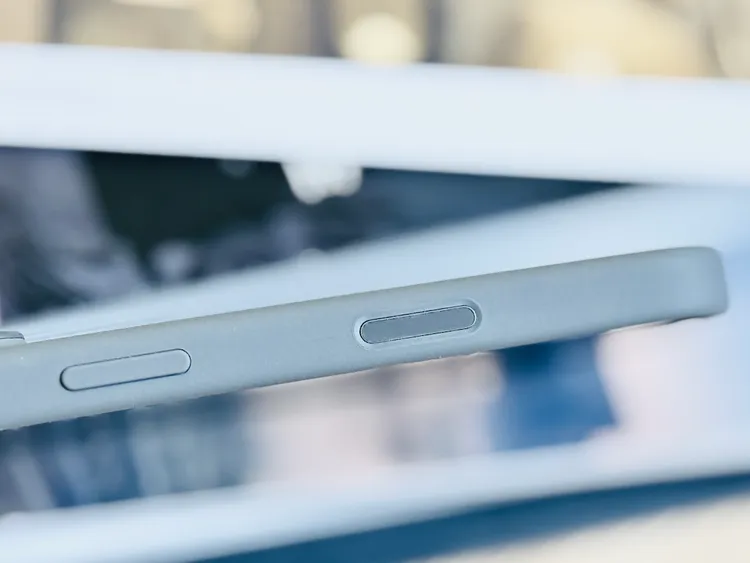 值得注意的是，由於加入了新的相機控制按鍵，因此保護殼挑選上需要相當注意是否會影響按壓觸感操作。趙筱文 攝