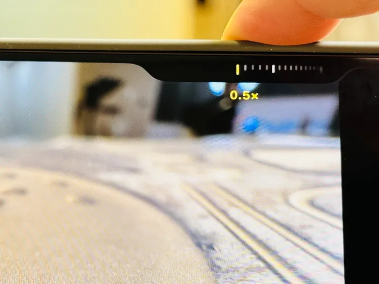 新增的相機控制按鈕，按鍵表面為藍寶石玻璃和不鏽鋼鑲邊輕輕按壓就能啟用對應功能。趙筱文 攝