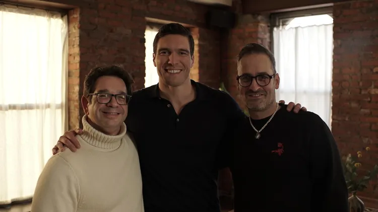 《超/人: 克里斯多夫李維傳奇故事》導演彼得埃特吉（左起）、克里斯多夫李維的兒子威廉李維、導演伊恩博霍特一同合影。華納兄弟提供