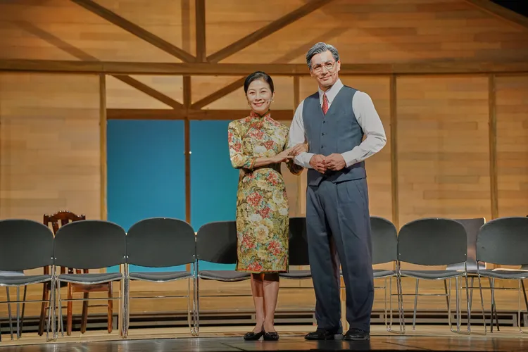 方文琳（左）和伊正在舞台劇《時光の手箱：我的阿爸和卡桑》飾演夫妻，方文琳10月的舞台劇演出也照常。財團法人影想文化藝術基金會提供