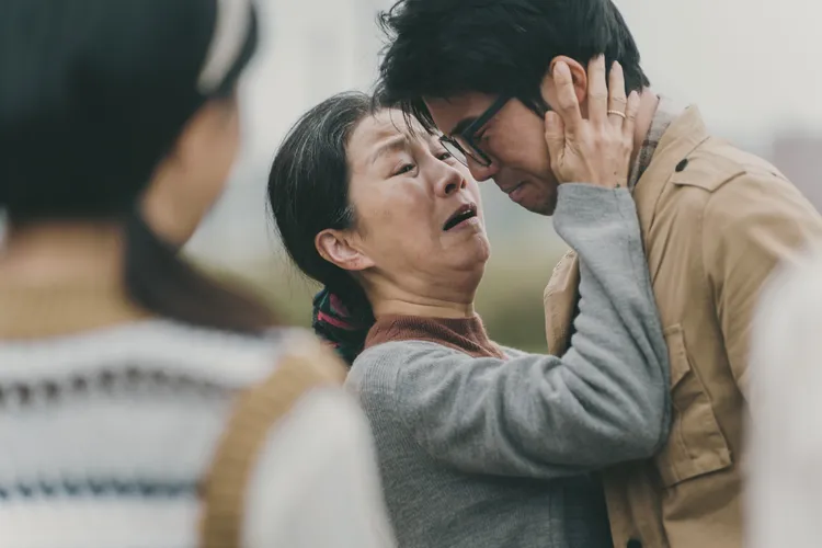 方文琳（左）與張耀仁在《鹽水大飯店》母子情令人動容，方文琳也將照常出席入圍記者會。公視台語台提供