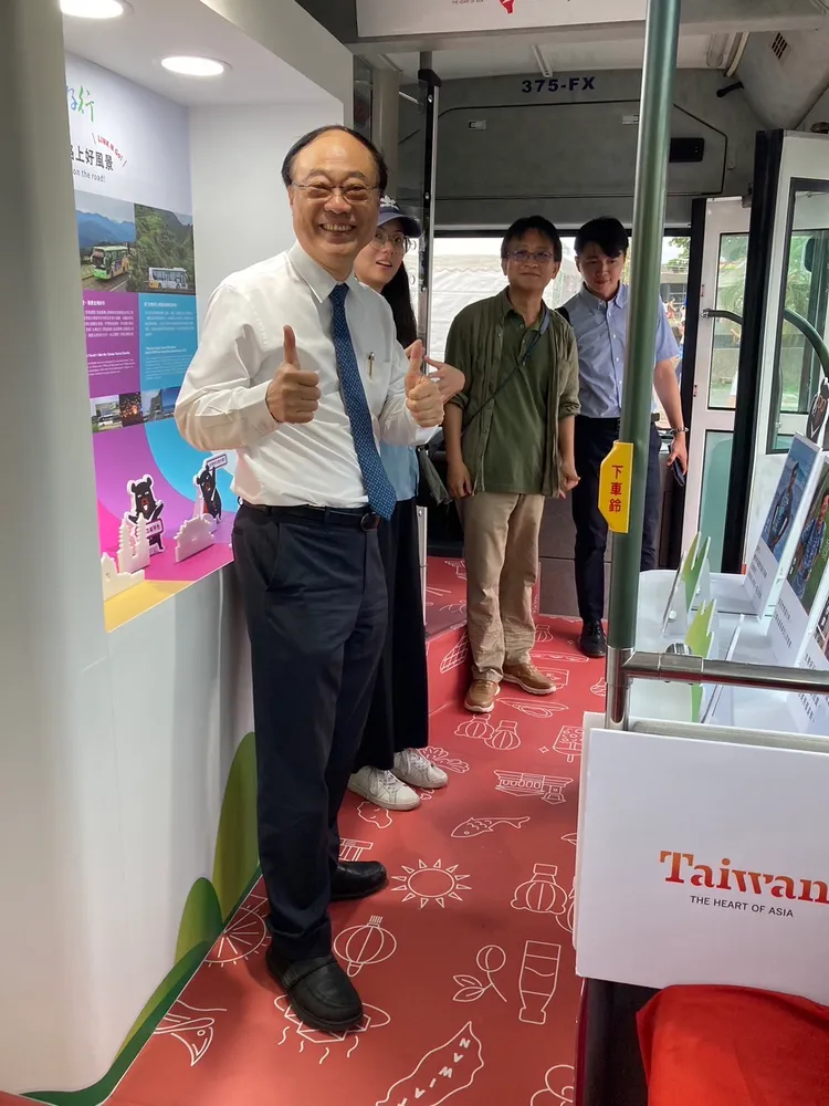 觀光署長周永暉參觀台灣好行移動博物館。觀光署提供