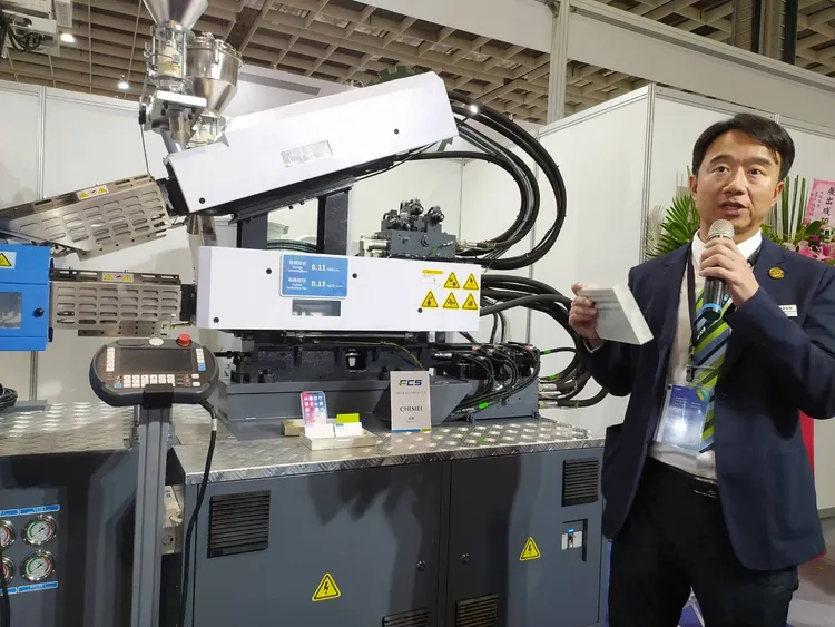 深耕塑膠射出成型機台領域近50年的富強鑫，參加台北國際塑橡膠展，執行長王俊賢介紹旗下新設備。許麗珍攝