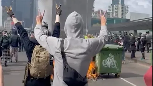 墨爾本防務展火爆對峙! 挺巴示威者縱火丟馬糞