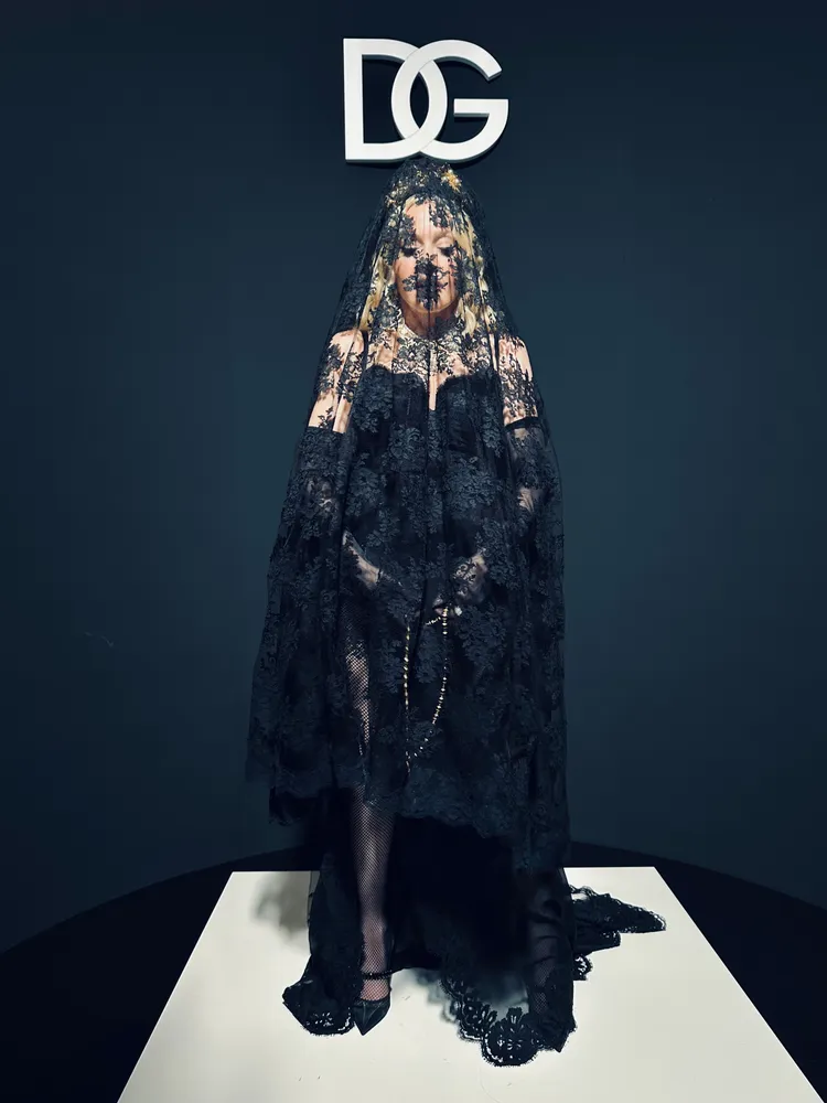 瑪丹娜穿著黑色蕾絲連身裙並以蕾絲面紗覆面。品牌提供