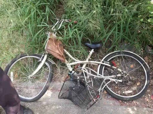 彰化婦騎腳踏車撞大貨車 遭捲車底拖行倒臥平交道!傷重不治