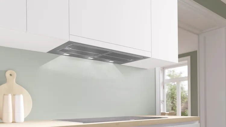 Bosch隱藏式排油煙機，前飾板可規劃廚具面板，完美融合櫥櫃設計。業者提供