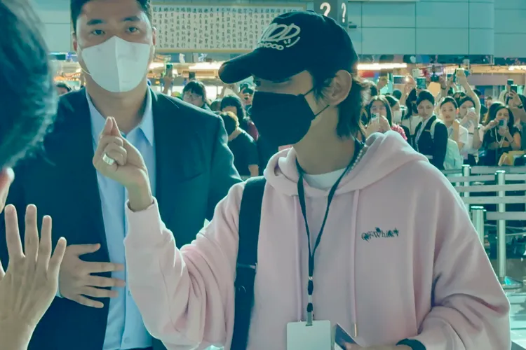 韓國男神李準基在桃園機場出境大廳對200粉比各種愛心寵粉。特勤中心攝