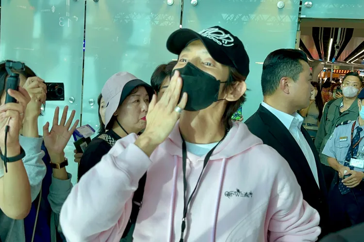 韓國男神李準基進海關前，回頭送粉絲們飛吻，親和力十足。特勤中心攝