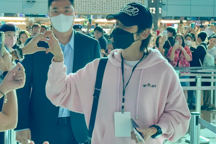 韓國不老男神李準基，機場路跟粉絲合體手指愛心寵粉。特勤中心攝