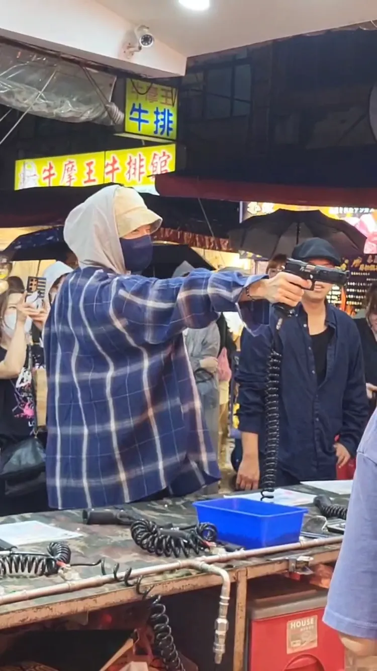韓星李準基抵台第1天，晚間從君悅飯店離開，到饒河街夜市逛街開槍打靶射氣球。讀者提供