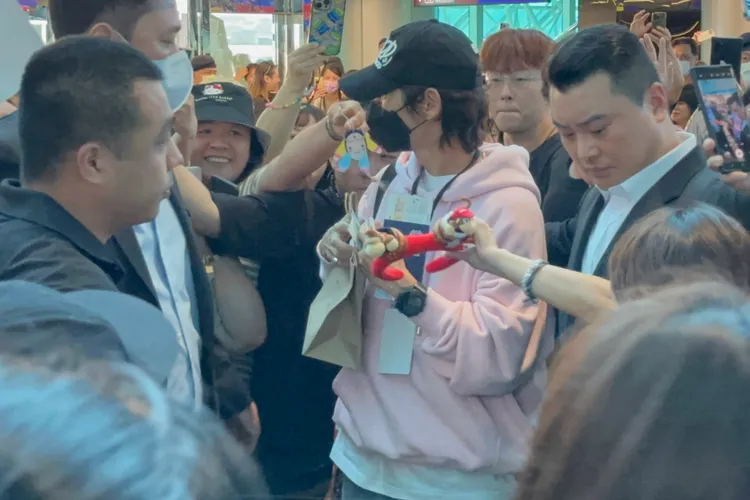 韓國不老男神李準基，機場路粉絲各式娃娃、禮物、卡片收好收滿。特勤中心攝