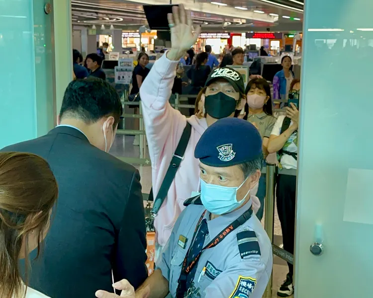 李準基進海關不忘再次回頭道別粉絲。特勤中心攝