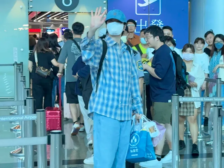 韓團INFINITE老么李成種，跟李準基撞同班機，2大韓星在桃園機場人氣大車拼。特勤中心攝