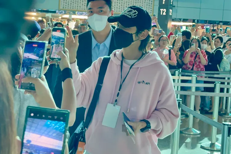 李準基桃園機場拿著粉絲們的情書，十指緊扣、比愛心寵粉。特勤中心攝