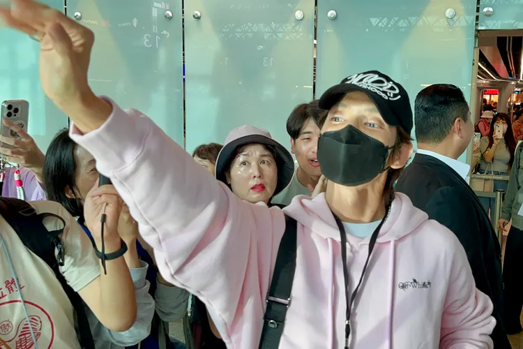 李準基離台在桃園機場跟粉絲吻別。特勤中心攝