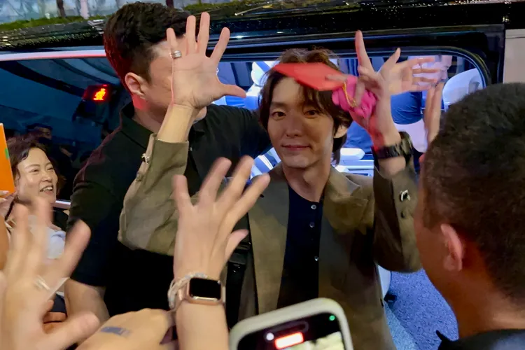 凌晨2點，李準基吃完鼎王麻辣鍋，拿著粉絲送的娃娃跟卡片上車。讀者提供