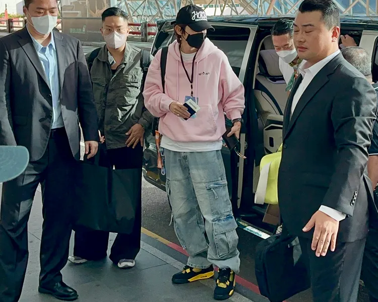 韓國男神李準基（中）睽違5年訪台，今（29日）抵達桃園機場，結束3天2夜台灣行。特勤中心攝