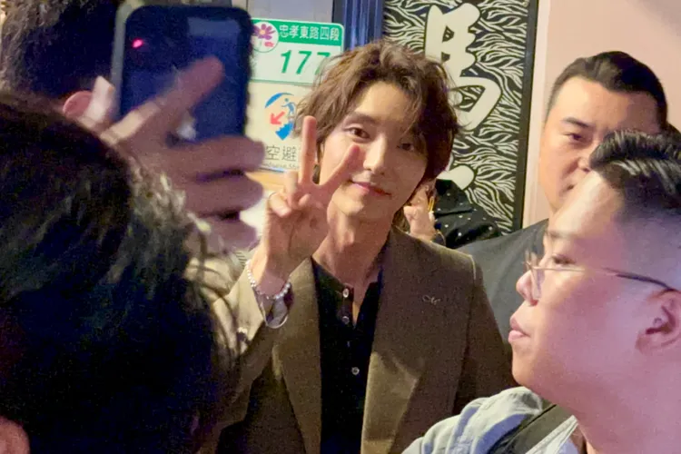 韓星李準基訪台第2天見面會結束，凌晨12點到SJ始源最愛的鼎王大啖麻辣鍋。讀者提供
