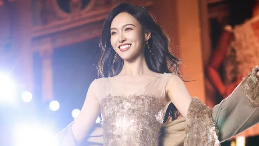 唐嫣金色女王抛媚眼 巴黎走秀自信直逼超模