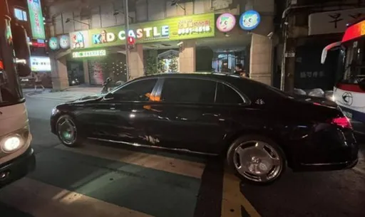 三菱擦撞千萬「賓士王者」邁巴赫 21歲的駕駛「吃力了」維修費估破百萬