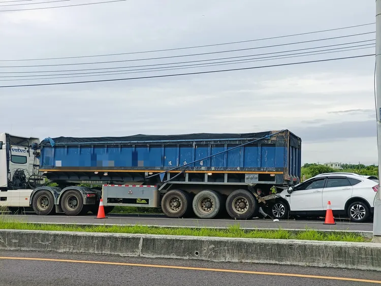 撞擊力道之大，白色休旅車像是直接「插」入砂石車後方車斗。取自臉書「東石之美」