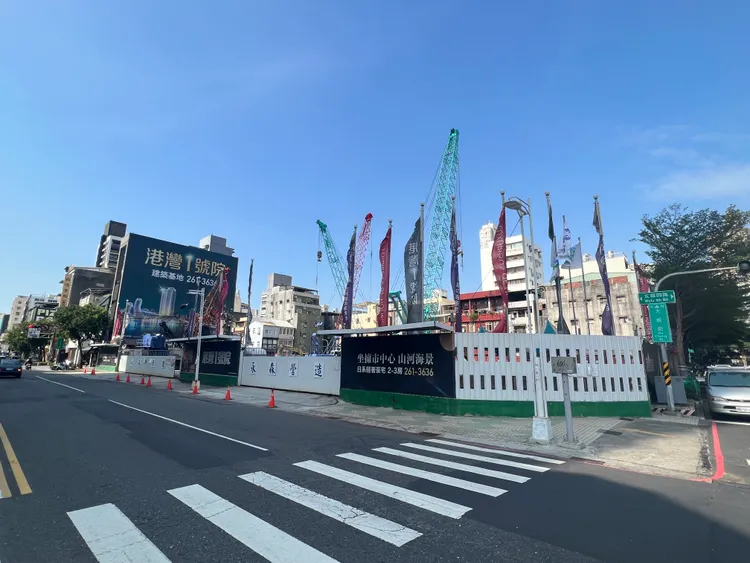 鹽埕區華王大飯店改建案「港灣1號院」，實登揭露超過1000戶，每坪均價落在49萬元，最高單價62.1萬元。葉家銘攝