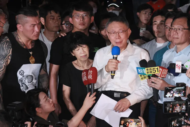 柯文哲無保請回，現場小草們和妻子陳佩琪激動不已。彭欣偉攝