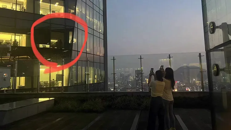 騰訊大廈會議室激情戲碼吸引眾人圍觀拍攝。翻攝自微博