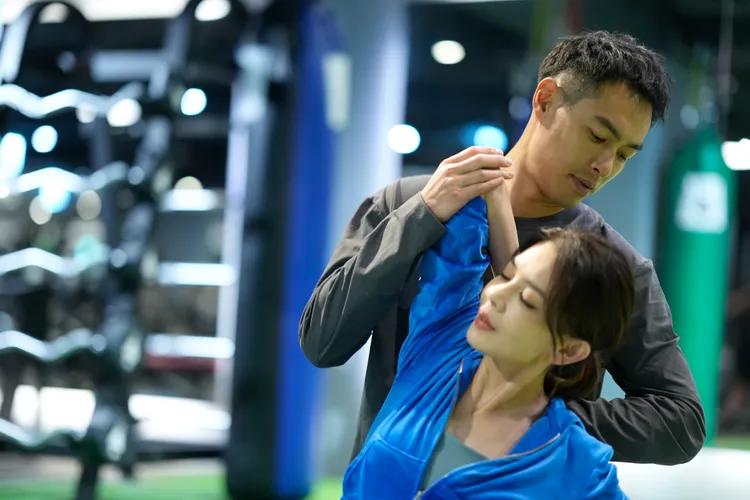 楊祐寧（左）與林美貞在健身房近距離幫對方拉筋。壹壹影業提供