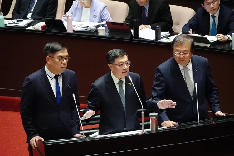 環境部長彭啓明(左起)、行政院長卓榮泰、衛福部長邱泰源。莊宗達攝