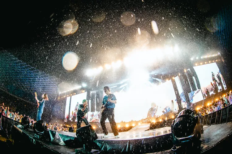 ONE OK ROCK在大雨中開唱，熱情不減。Photo by Rui Hashimoto