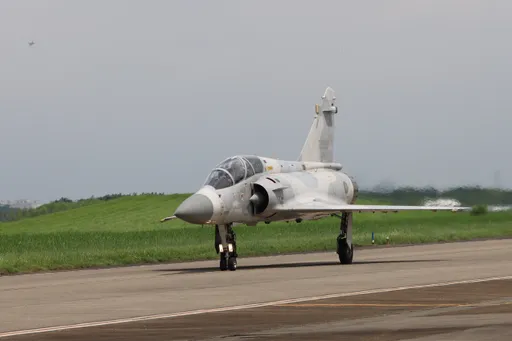 新竹幻象戰機墜海!飛行員跳傘 空軍、海巡徹夜搜救中