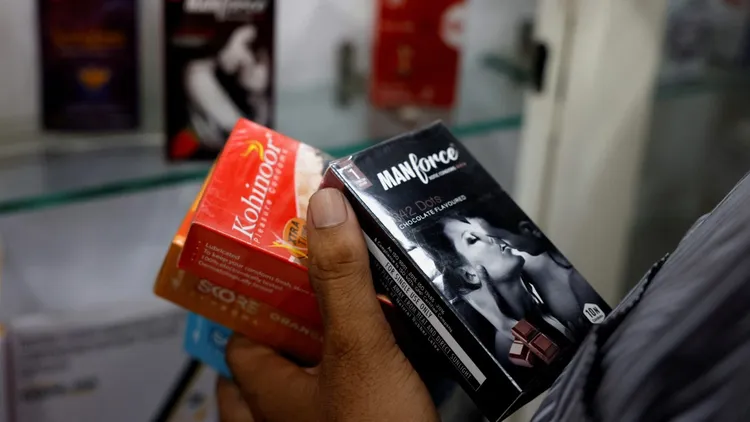印度社會目前風氣仍是由男性買保險套。路透