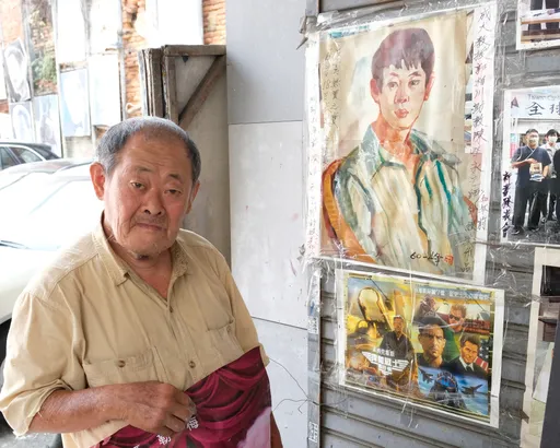 與全美戲院撕破臉 國寶級電影看版畫師顏振發「不幹了」 騎樓作畫場景不復見