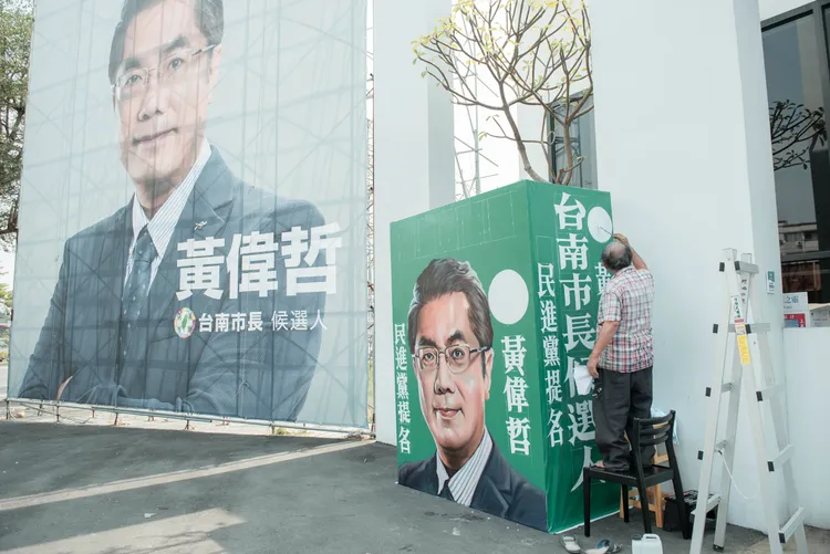 台南市長黃偉哲競選連任時，總部的看板也是顏振發繪製。資料照片