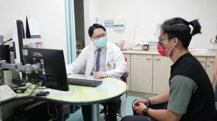 呂先生（右）今天回診，感謝張竣期主任及全體醫療團隊的辛苦付出。彰濱秀傳提供