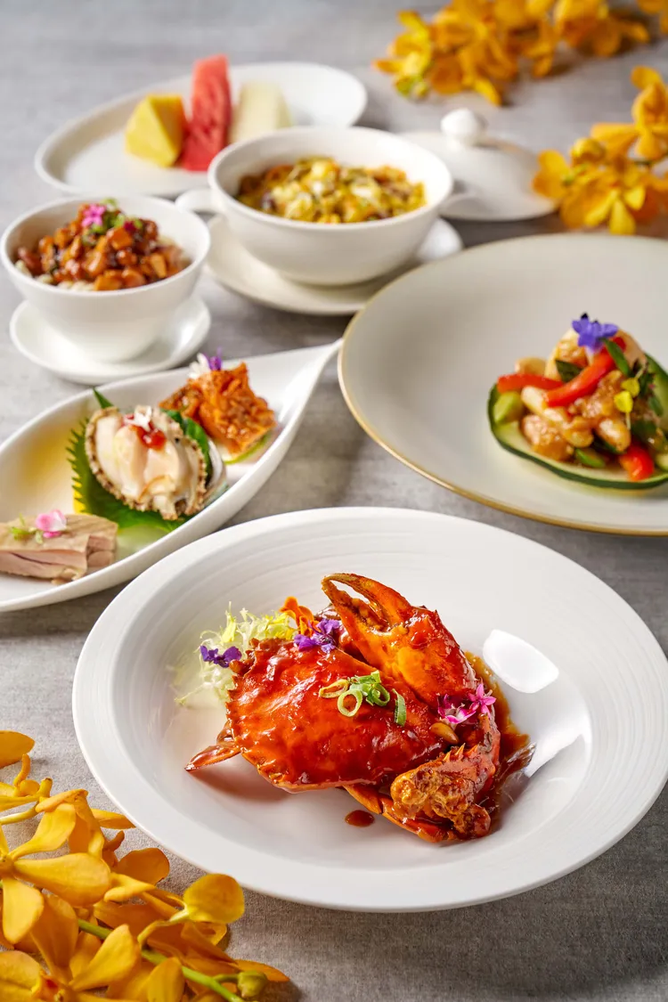 江南春雙人秋季套餐提供清蒸及醬爆兩種口味的處女蟳，搭配以江浙料理為基底的豐富菜色。業者提供