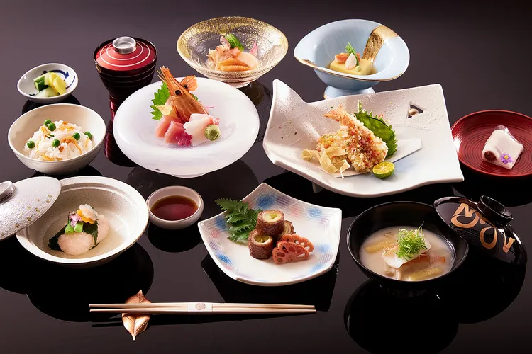 品嘗高質感料理饗宴，HAYASE日本料理餐廳尾牙春酒期間推出每月主題懷石料理套餐，餐價3000元起+10%。業者提供