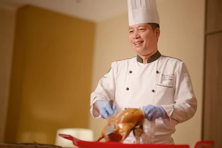 楊德興主廚掌杓的凱華樓中華料理餐廳提供不同價位桌菜菜式選擇，「磐龍宴席桌菜」每桌價格1萬9800元+10%，特別推薦凱華樓的招牌菜「御膳黃袍北京鴨」。業者提供