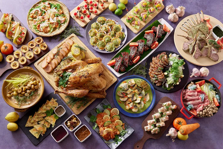 鉑麗安全日餐廳12月推出「聖誕節感謝祭.燒烤鍋物主題自助餐」餐價1480元+10%起，尾牙春酒期間滿12人用餐可享平日7折優惠、假日8折優惠。業者提供